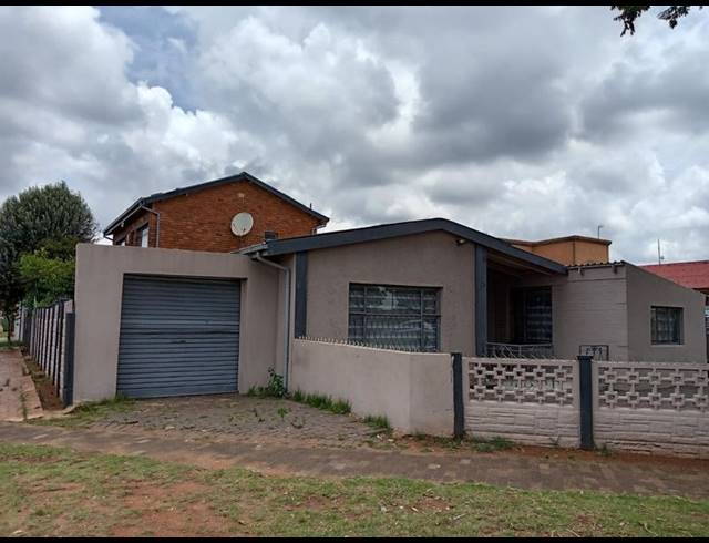 6 BEDROOM HOUSE FOR SALE IN LENASIA EXT 1